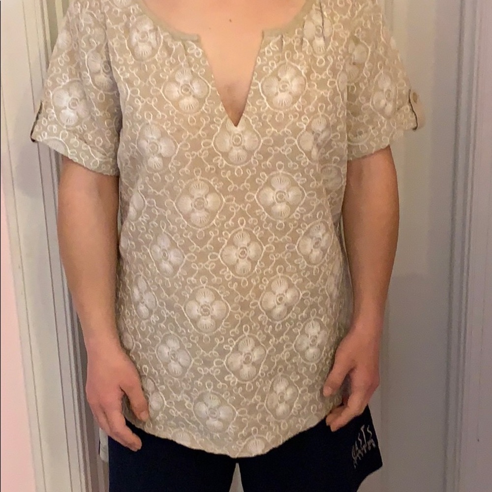 Vineyard vine 💯 linen embroidered top